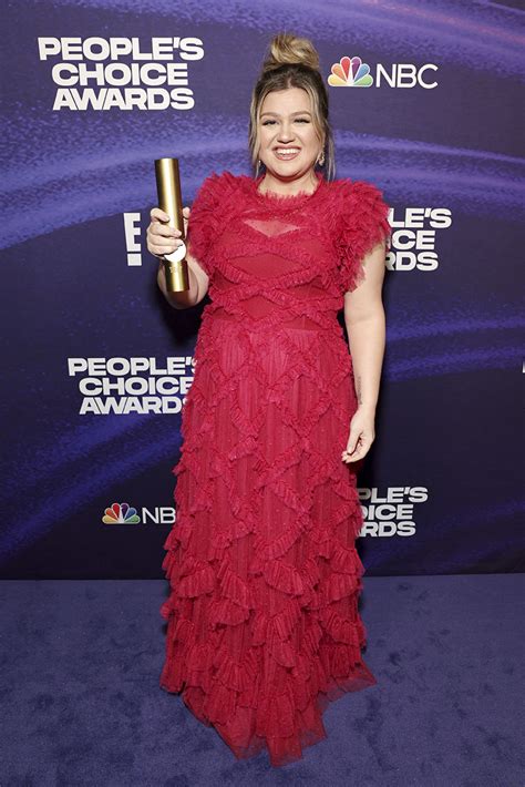 Kelly Clarkson Sees Red in Ruffled Dress at Peoples Choice Awards 2022 ...