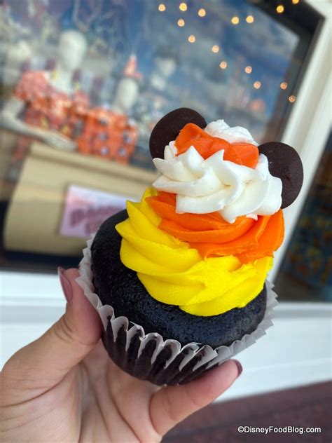 Review! This Classic Halloween Cupcake in Disney World is Inspired By a ...