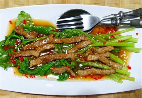 Kai-lan in Oyster Sauce Garnished with Beef | Chef Reader