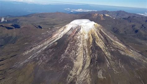 Científicos sobrevuelan el Volcán Nevado del Ruiz para supervisarlo ...