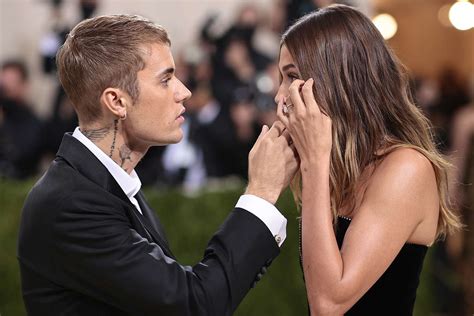 Hailey Baldwin Bieber Addresses Selena Gomez Fans 2021 Met Gala Drama