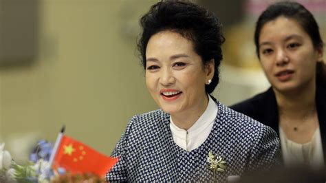 China media eagerly awaits first ladies' "fashion face-off" - BBC News