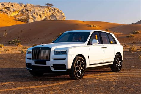 Alquilar Rolls Royce Cullinan Negro insignia Blanco en Dubai - Luxury ...