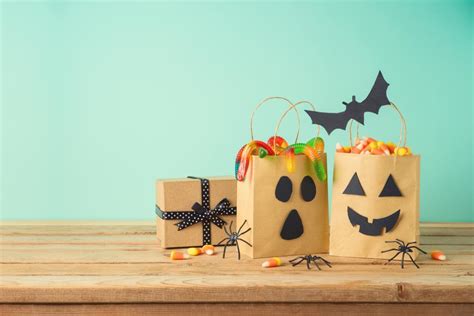 25 Halloween Trick-or-Treat Bags: The Goodie Bag Ideas You Need – OBSiGeN