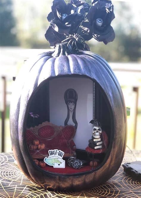 Elvira! Quintessential Halloween decor. : r/halloween