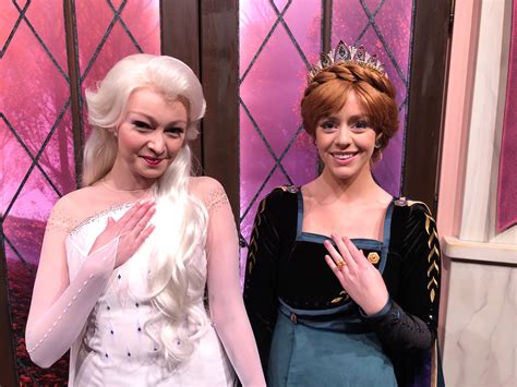 PHOTOS: Anna and Elsa Debut New “Frozen 2” Costumes at Character Close ...