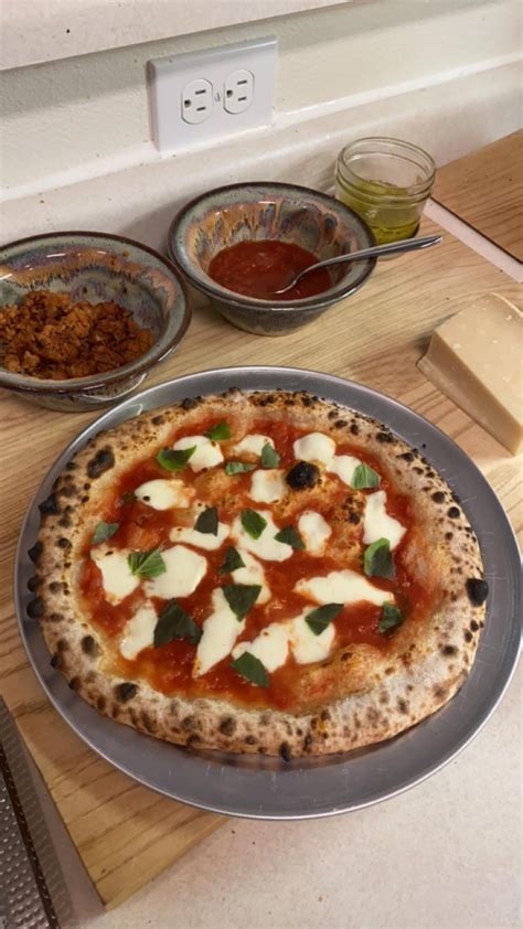 Monday night pizza in the Ooni : r/neapolitanpizza