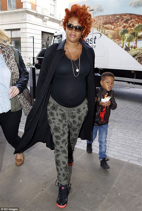 Kelis shows off growing bump in T-shirt and jeans as she promotes new ...