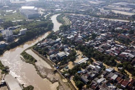 Masalah Klasik Banjir Pondok Gede Permai, Ini Penyebab Sungai Dangkal ...