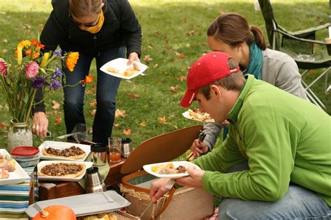 Ideas for Hosting a Family Reunion in the Fall Fall Picnic, Picnic Set ...