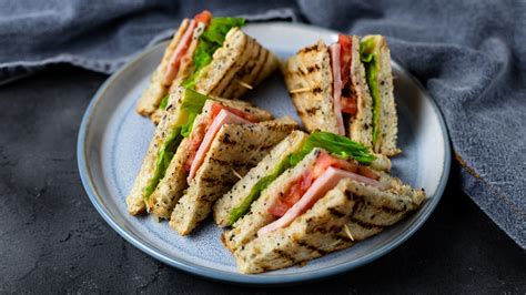 Why It Pays To Toast The Bread For A Sandwich