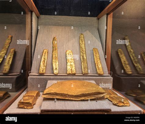 Gold bars and ingots from the shipwreck of the Atocha on display at Mel ...