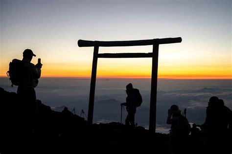 Spectacular sunrise above clouds at Japan's sacred Mount Fuji | Daily Sabah