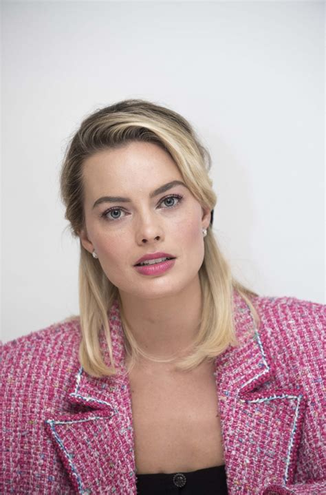 Margot Robbie - "Mary Queen of Scots" Press Conference Portrait ...