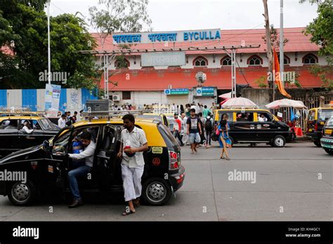 Byculla railway station hi-res stock photography and images - Alamy