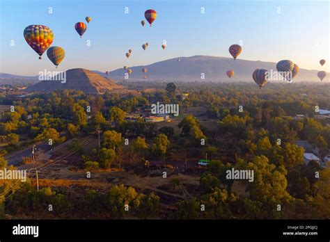 Sunrise on hot air balloon over the Teotihuacan pyramid Stock Photo - Alamy