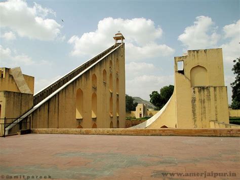 Jaipur sundial at Jantar mantar (Vrihat Smarat Yantra) amerjaipur.in ...