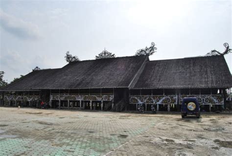 Keunikan Rumah Adat Lamin Khas Kalimantan Timur | kalseltoday.co.id