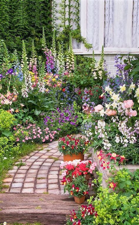 32 Lovely Flower Garden Design Ideas To Beautify Your Outdoor - HOMYHOMEE