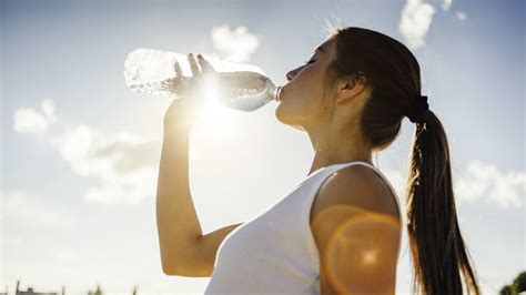 Drinking from plastic water bottles is dangerous to your health - Reviewed