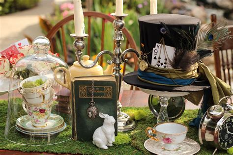 Alice in Wonderland | Mad Hatter Tea Party-themed vintage decor ideas ...