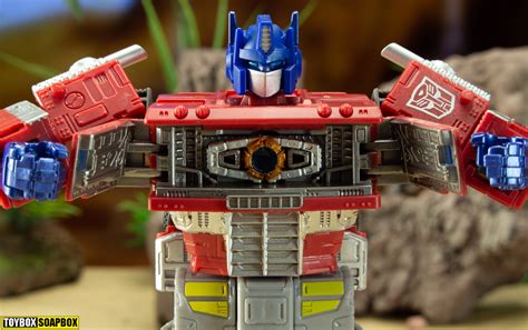 Gallery: Earthrise Optimus Prime – Toybox Soapbox