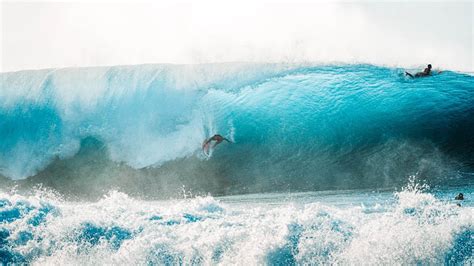 SURFING GIANT WAVES IN HAWAII (PIPELINE)