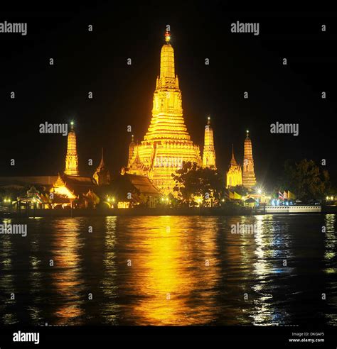 Night view of Wat Arun Temple, Bangkok, Thailand Stock Photo - Alamy