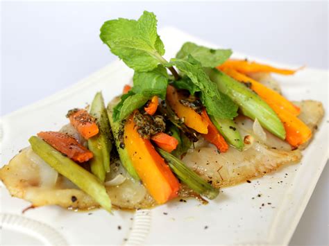 How to Cook Fillet of Fish With Steamed Vegetables: 9 Steps