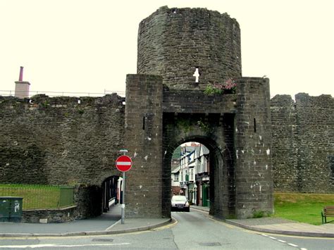 Conwy Town Walls © George Tod cc-by-sa/2.0 :: Geograph Britain and Ireland