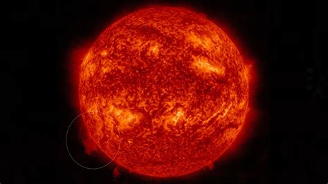 60,000-mile-tall 'plasma waterfall' snapped showering the sun with ...