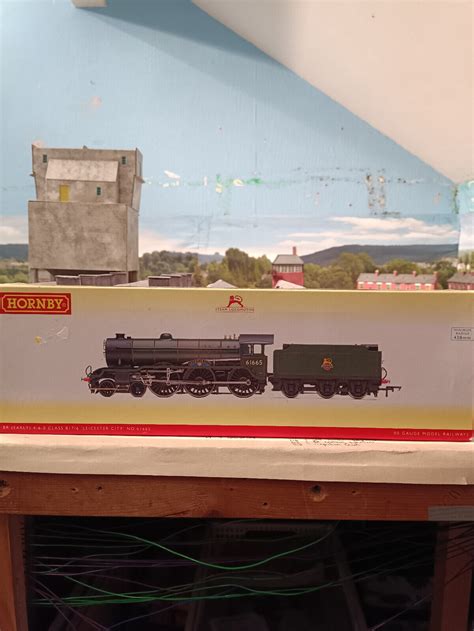 Hornby R3523 Class B17 61665 "Leicester City" BR green Early Crest ...