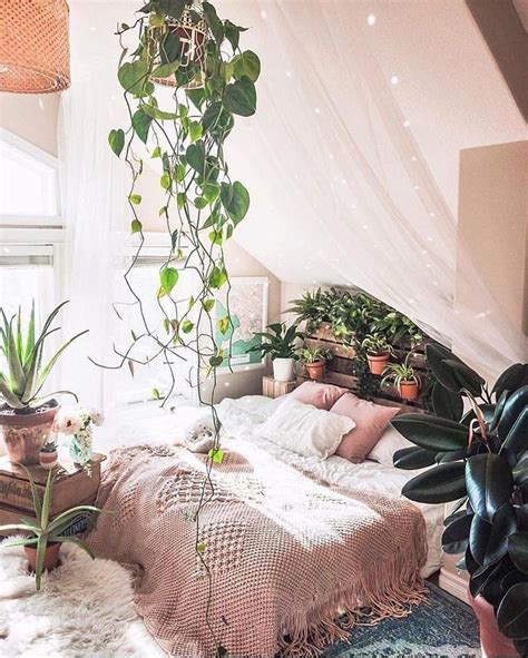 Plants, plants and more plants the bedroom of @kim.wynn #bedr ...