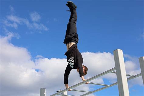 Guide To Building Strength For The Handstand Push Up [VIDEO]