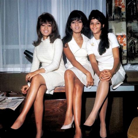 30 Fascinating Vintage Photographs of The Ronettes in the 1960s ...