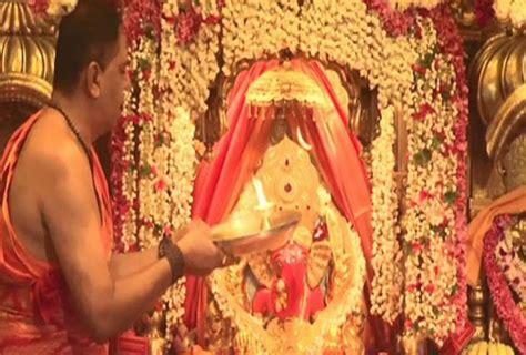 Ganesh Chaturthi: Aarti' performed at Mumbai's Siddhivinayak Temple ...