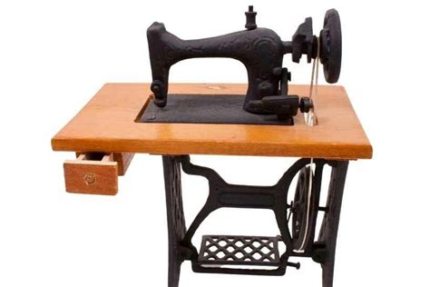 How Does A Sewing Machine Foot Pedal Work? - Find Out Here! - Sewing This!