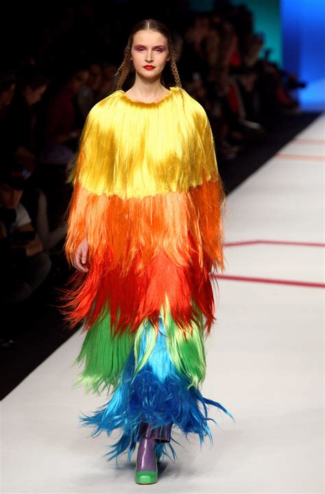 25 Ridiculous Catwalk Outfits That You’d NEVER Actually Wear - Wtf ...