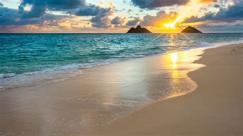 Beautiful sunrise at Lanikai Beach in Kailua, Oahu, Hawaii, USA ...