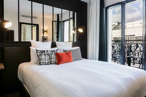 Chambre d'hôtel cosy balcon Paris Saint-Lazare - LAZ' Hôtel Paris