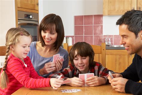 11 juegos de cartas con la baraja española para divertirse en familia