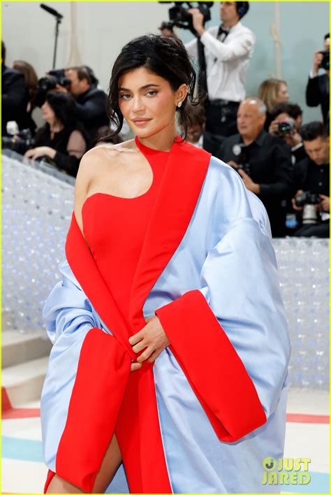 Kim Kardashian, Kylie & Kendall Jenner Hit the Met Gala 2023 Carpet ...