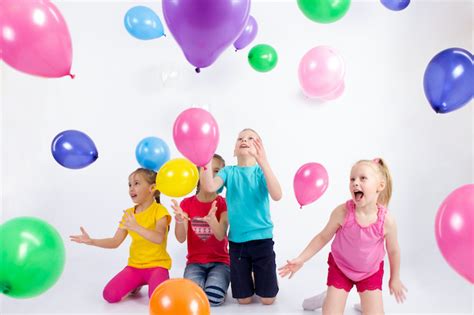 The Balloon Toss Game - Icebreaker game - Party Games 4 Kids