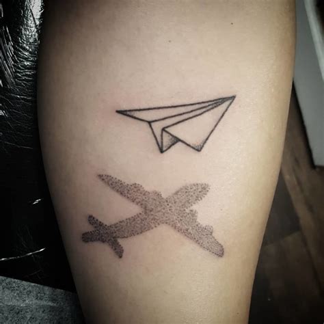 Álbumes 103+ Imagen De Fondo Tatuaje De Avion De Papel Cena Hermosa