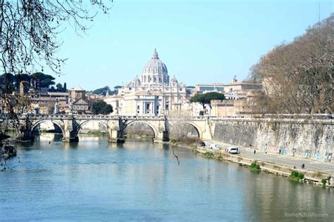 Easy Guide to the Beautiful Ponte Sant'Angelo Bridge in Rome