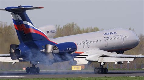 Tupolev Tu-154M Using Thrust Reversal - AERONEF.NET