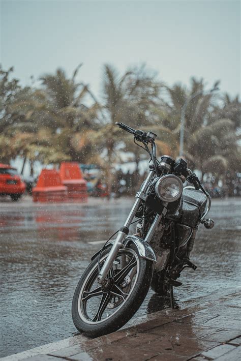 5 Quick Tips For Riding A Motorcycle In The Rain | Moto Gear Knowledge