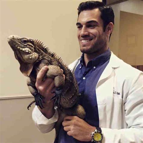 “World’s Sexiest Veterinarian” Helps Some Of The Most Exotic Pets In ...