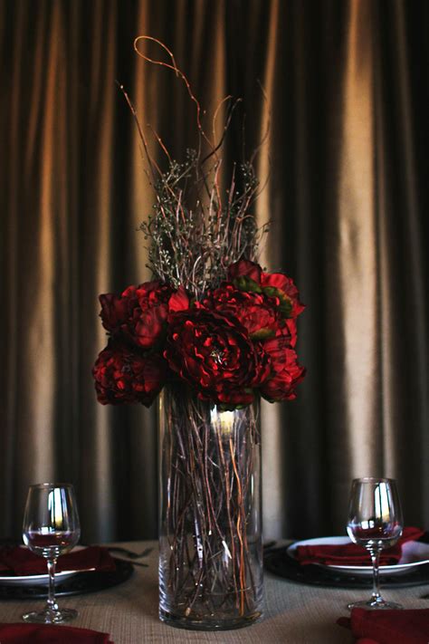 Deep red floral centerpiece | Floral centerpieces, Red floral, Glass vase