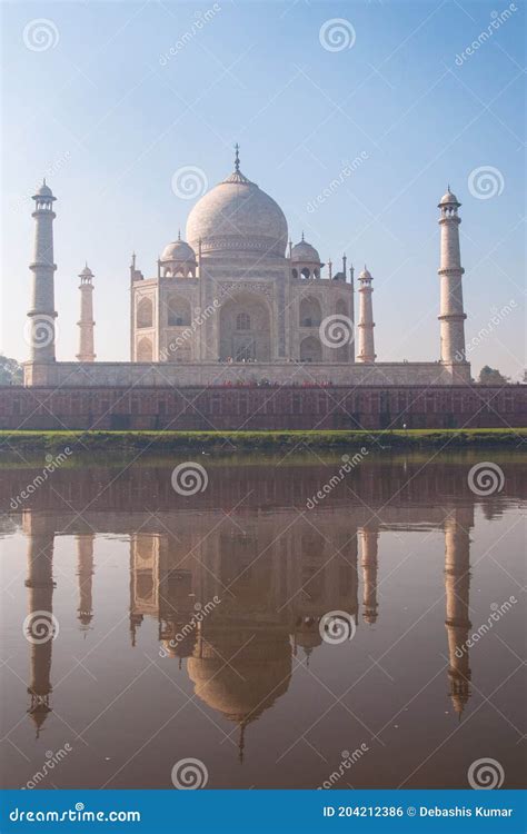 Reflection of the Taj Mahal Stock Photo - Image of morning, mughal ...